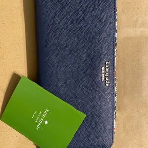 Kate spade wallet like new in navy blue with colors super cute